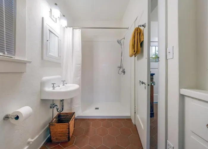 Desert Bloom, Blocks From U Of A, 1 Bedroom 1 Ba