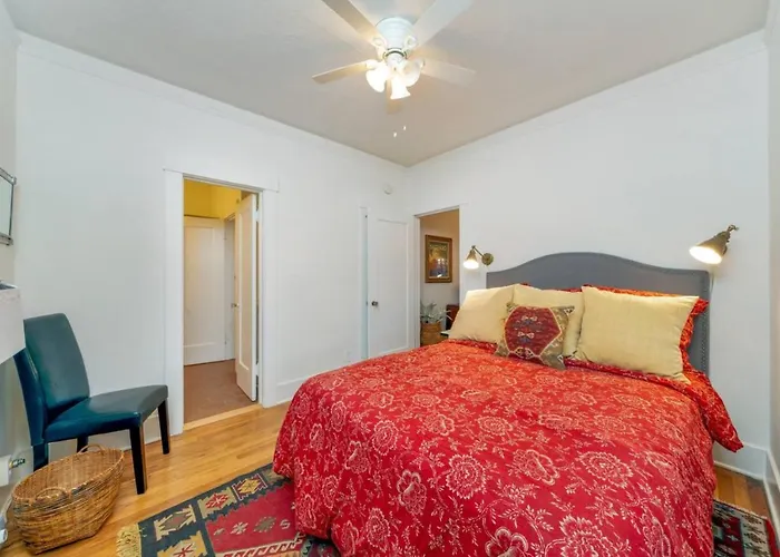 Desert Bloom, Blocks From U Of A, 1 Bedroom 1 Ba Holiday home *