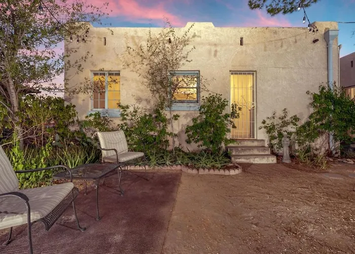 Desert Bloom, Blocks From U Of A, 1 Bedroom 1 Ba