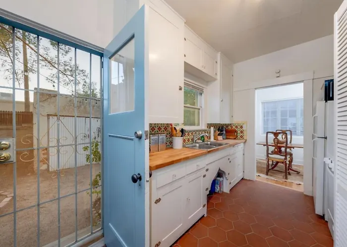 Desert Bloom, Blocks From U Of A, 1 Bedroom 1 Ba Tucson